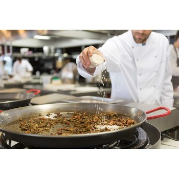 Chef a utilizar o Queimador Inteligente Robot para Paellas MIMCOOK