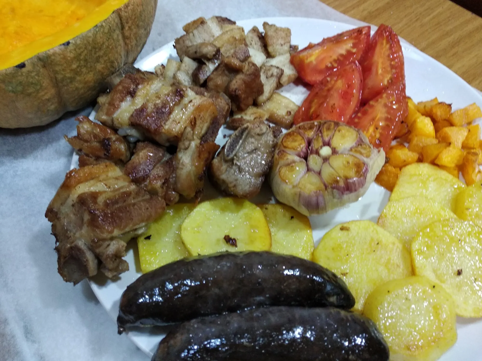 5.- Sofreir la carne, ajos, patatas, tomate y taquitos de calabaza 5.- Sofreir la carne, ajos, patatas, tomate y taquitos de calabaza