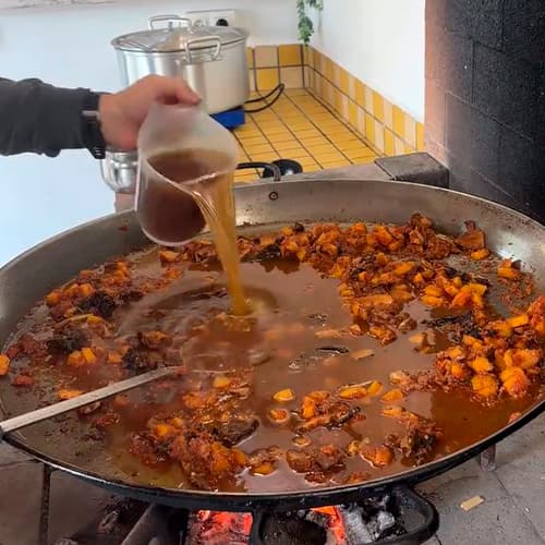 5.- Sofreimos el tomate con pimentón 5.- Sofreimos el tomate con pimentón