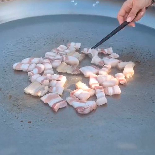 2.- Corta el pulpo y sofrielo 2.- Corta el pulpo y sofrielo