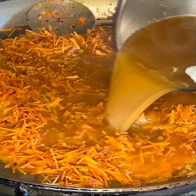 7.- Añadimos fideos y caldo
