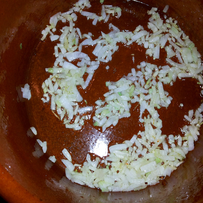 4.- Sofreímos la cebolla