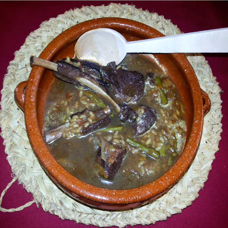 Receita de @pedroponcepalomares: arroz com javali, escarola e espargos bravos