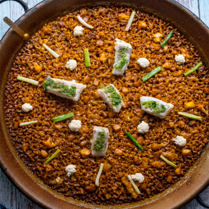 Receita de @cocinandoparati10: arroz de bacalhau, couve-flor e alhos tenros