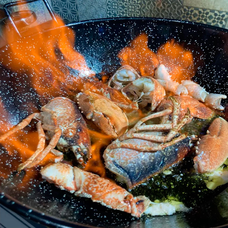 3.- Marcamos y flambeamos 1 bogavante 3.- Marcamos y flambeamos 1 bogavante