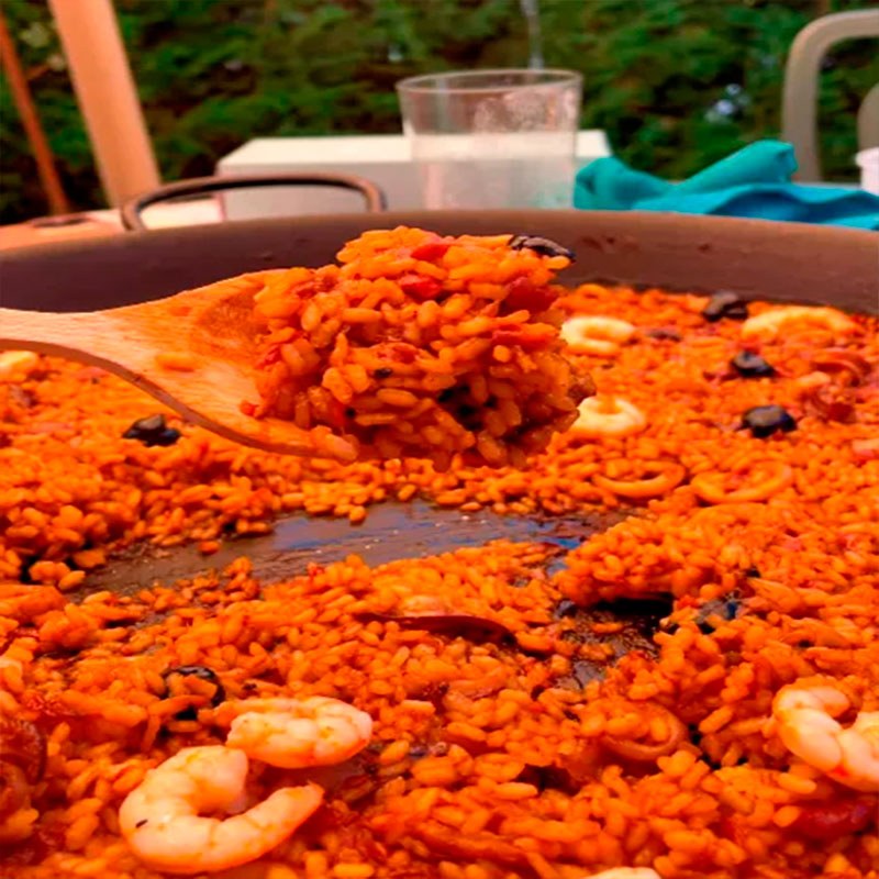 Presentación paella de chipirones y gambas Presentación paella de chipirones y gambas