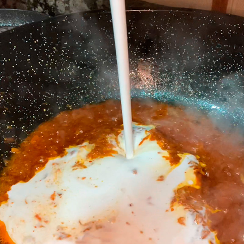 4- Añadir caldo, leche de coco y infusión de azafrán