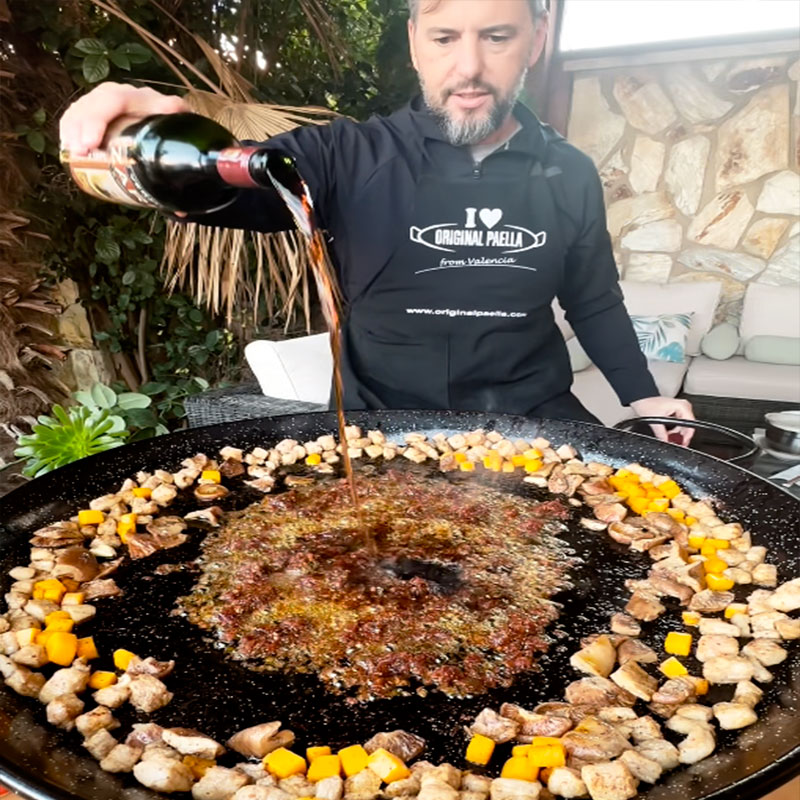 9.- Añadir sofrito y vermut 9.- Añadir sofrito y vermut