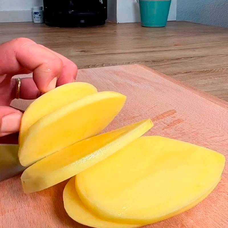 1.- Cortar y sofreír las patatas 1.- Cortar y sofreír las patatas