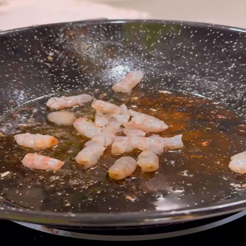 3.- Dorar la carne de las gambas 3.- Dorar la carne de las gambas
