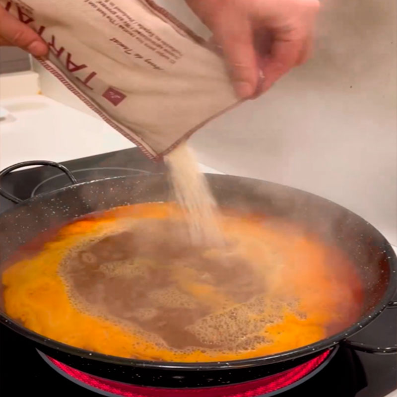 7.- Añadimos el arroz, el rape, las gambas y dejamos cocer. 7.- Añadimos el arroz, el rape, las gambas y dejamos cocer.