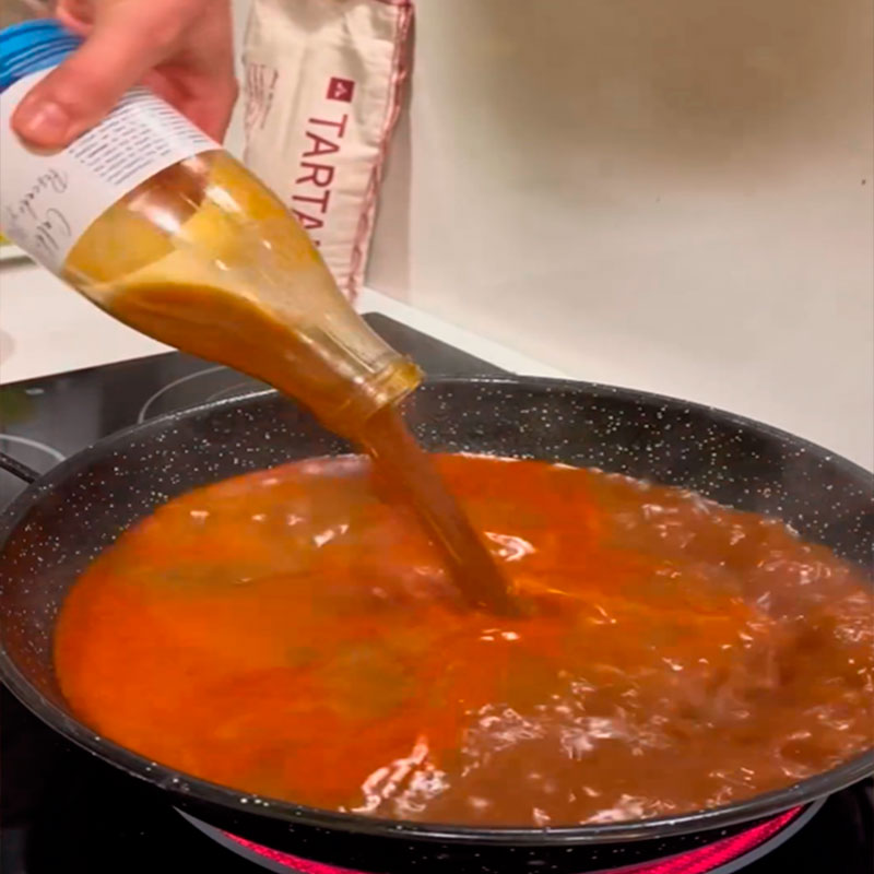 6.- Añade fumet, infusión de azafrán y jugo de gambas. 6.- Añade fumet, infusión de azafrán y jugo de gambas.