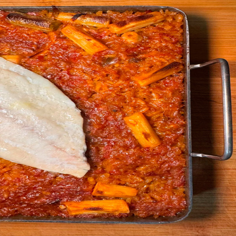 Receita de @vadearroces: arroz à llauna de robalo e alhos tenros Receita de @vadearroces: arroz à llauna de robalo e alhos tenros