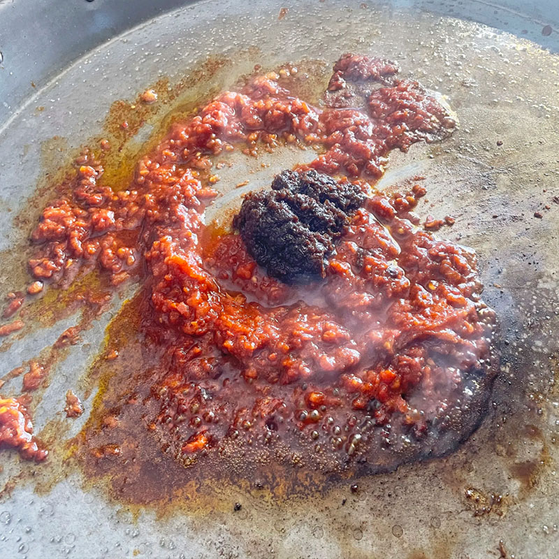 4.- Sofriendo el tomate, añadir pimentón y sofrito de cebolla e integrar