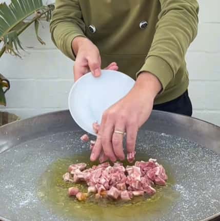 2.- Corta el pulpo y sofrielo 2.- Corta el pulpo y sofrielo