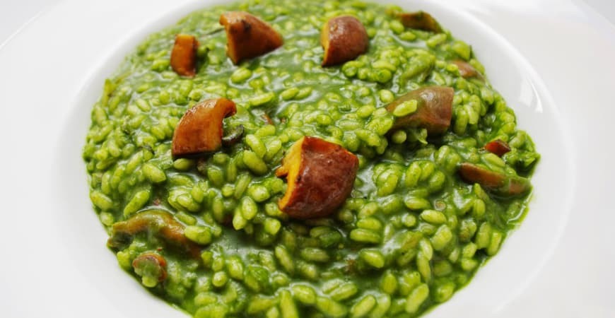 Receita de @ximo_carrion: arroz com capellanets na chama, caldo das suas espinhas, espinafres liquefeitos e cogumelos
