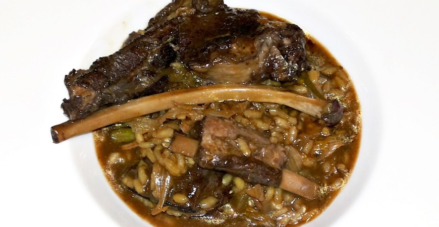 Receita @pedroponcepalomares: arroz com javali, escarola e espargos trigueros