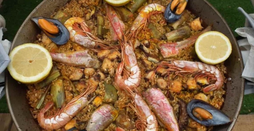 Receita fácil de arroz com polvo, salmonetes e alcachofras