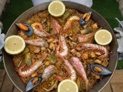Receita fácil de arroz com polvo, salmonetes e alcachofras
