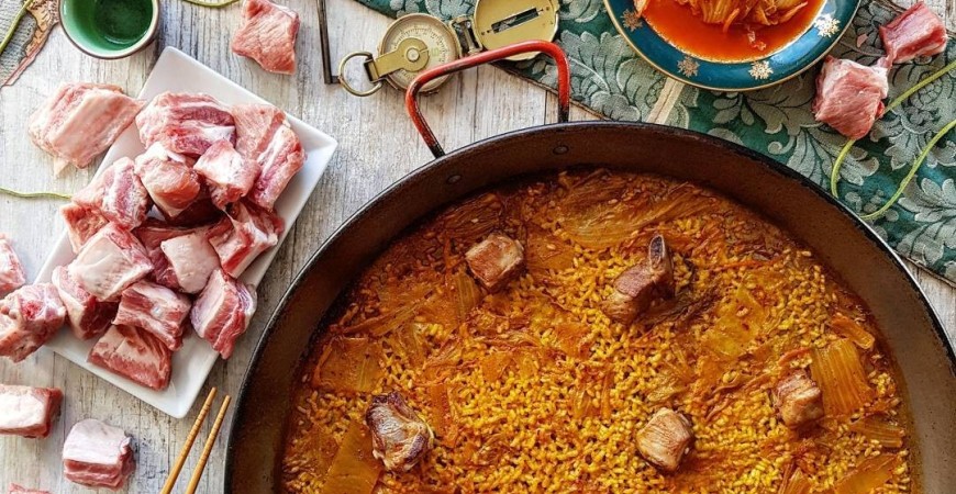 Receita @ricepaella: arroz de kimchi com costelas de porco