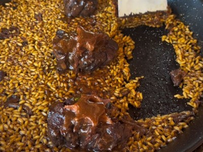 Receita de @fanaticook: Arroz de camada fina com rabo de boi estufado