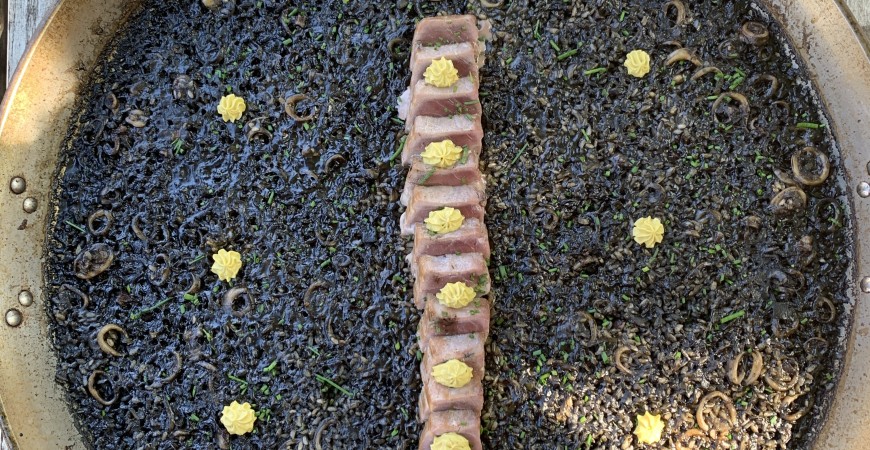 Receita de @cris_riceandmeal: Arroz negro de lula e tataki de atum com maionese picante de abacate