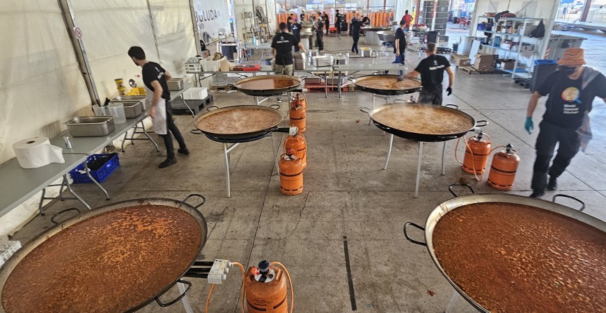 Paellas gigantes na ajuda humanitária