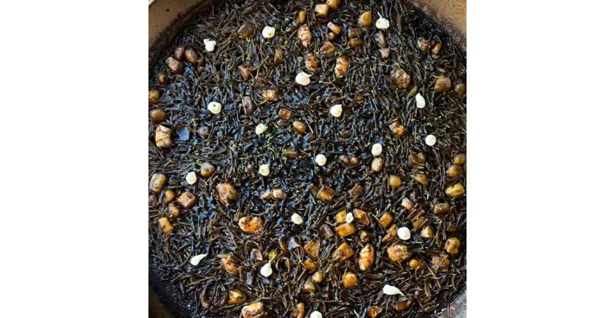 Receita de @fanaticook: Fideuá negra de lula com aioli e citrinos