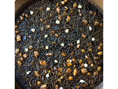 Receita de @fanaticook: Fideuá negra de lula com aioli e citrinos