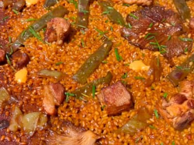 Receita de comeydisfruta: arroz com presa ibérica, cogumelos e alhos tenros