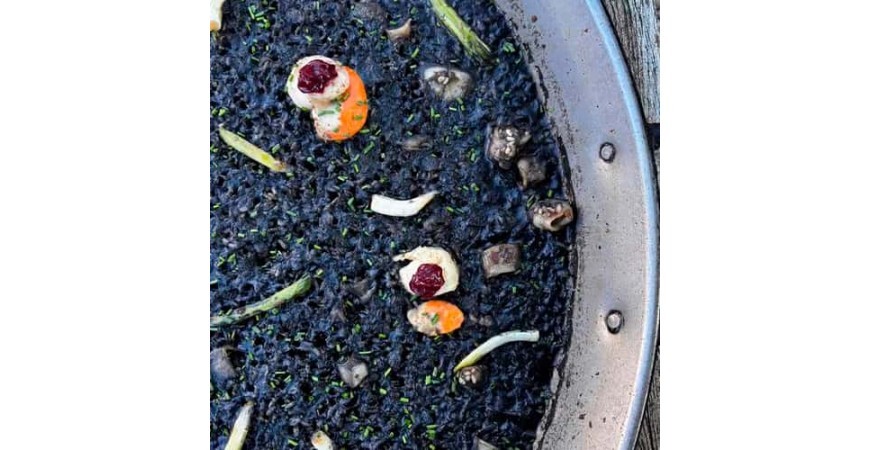 Receita de @cris_riceandmeal: arroz negro de lula, vieiras e alhos tenros