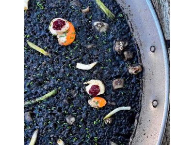 Receita de @cris_riceandmeal: arroz negro de lula, vieiras e alhos tenros
