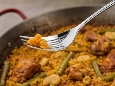 ¿Con que cubierto se come el arroz?