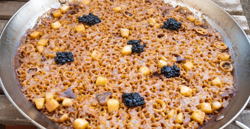 Receita de @elchefkent: arroz de lulas e choco com falso caviar