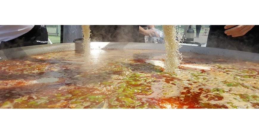 O que se coloca primeiro na paella valenciana, o arroz ou a água?