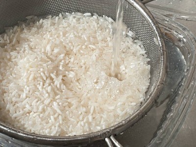 É bom lavar o arroz antes de o cozinhar?