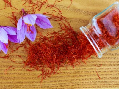 Como preparar uma infusão de açafrão para paelha